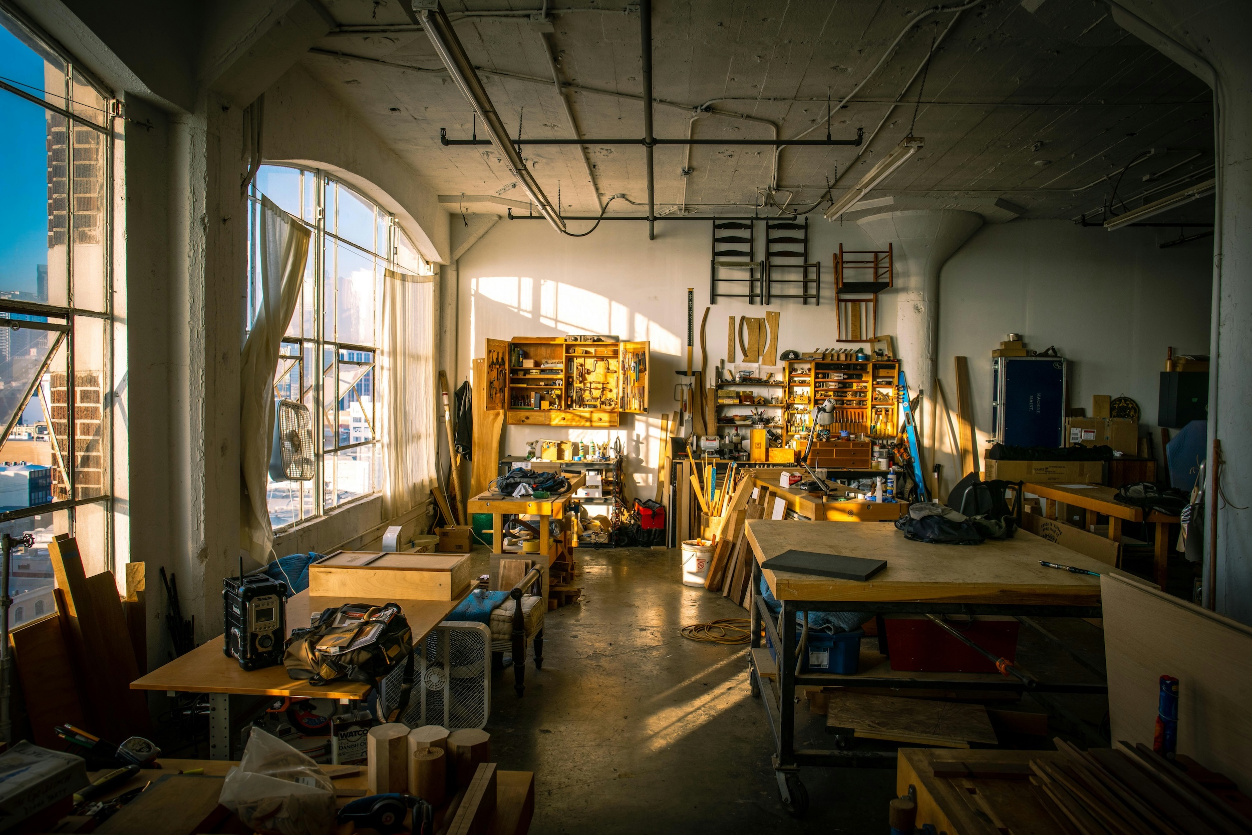 Ambiente creativo con materiali e strumenti